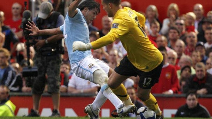 Anh trở lại Old Trafford lần đầu tiên vào tháng 8/2009 và có một kiến tạo cho Gareth Barry ghi bàn.